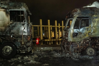 Karton Yüklü TIR Alev Aldı, Yangın Yan TIR’a Sıçradı
