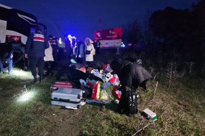 Seyir Halindeki Tur Otobüsü Yoldan Çıktı, Yaralılar Hastaneye Kaldırıldı