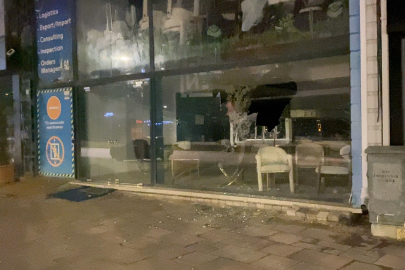 Taşla Saldırı: Motosikletli Zanlı Mağazayı Hedef Aldı