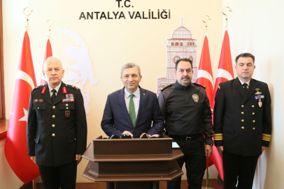 Antalya Valisi Hulusi Şahin, İl Genelinde Cadde, Sokak ve Parklarda Düğün, Nişan, Kına Gecesi, Mevlit Gibi Etkinliklerin Yasaklandığını Açıkladı
