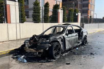Park Halindeyken Yanan Otomobil Kullanılamaz Hale Geldi