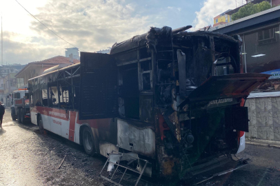 İzmir Belediye Otobüsünde Yangın Çıktı Otobüs kullanılamaz Hale Geldi