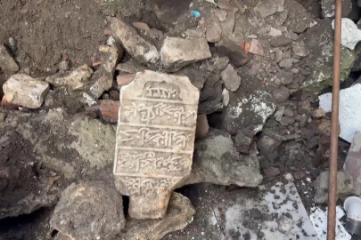 Bina duvarı çöktü; molozlar arasından tarihi mezar taşı çıktı