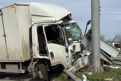 Kamyonet yön tabelasına ok gibi saplandı: 2 yaralı