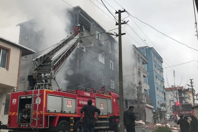 4 katlı binada büyük patlama; ortalık savaş alanına döndü