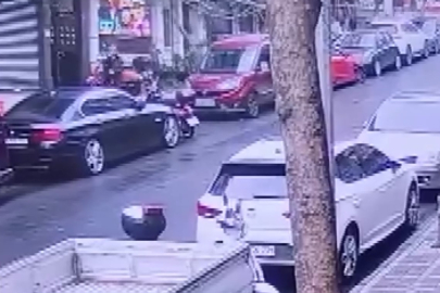Kaldırımda yürürken aydınlatma direği üzerine devrildi