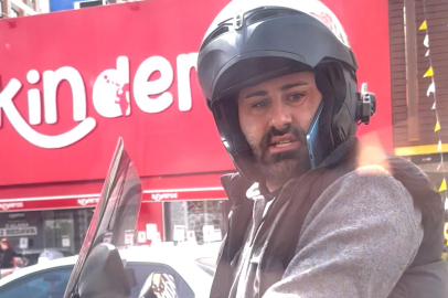 Motosikletli maganda otomobilin aynasını kırdı