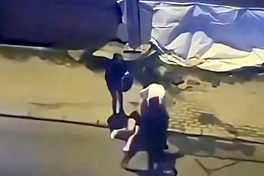 Kadına şiddet kamerada: Tekme tokat darbedildi yerde sürüklendi