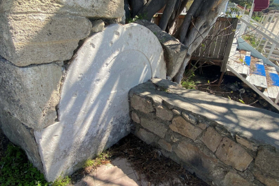Tarihi çeşme taşı, duvarın içinde kalmış