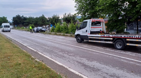 Otomobiliyle refüje çarpan makam şoförü öldü