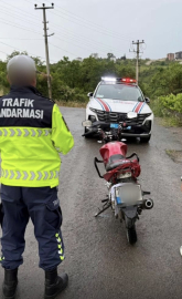 Yüzüstü uzanarak motosiklet kullanan sürücüye 45 bin lira ceza