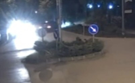 Sürücüsünün kavşakta drift attığı otomobil ağaca çarptı; 3 yaralı
