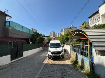 Kendisini ve 4 yaşındaki oğlunu jiletle yaraladı