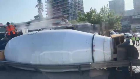 İstanbul - Küçükçekmece D-100 yan yolda devrilen beton mikseri kaldırıldı - 7 / Aktüel görüntülerle geniş haber