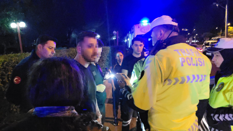 Alkollü sürücünün kullandığı otomobil park halindeki araca çarpıp takla attı