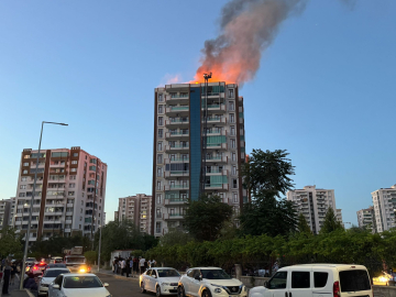 Diyarbakır’da 13 katlı apartmanda yangın paniği; 38 kişi sepetli vinç yardımıyla kurtarıldı (1)