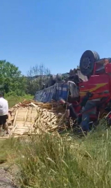 Freni boşalan kamyon devrildi; 1 yaralı