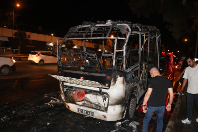 Minibüsü seyir halindeyken alev aldı; o anlar kamerada