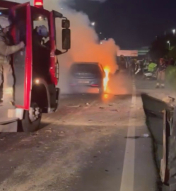 İstanbul - Kağıthane’de kaza yapan otomobil alev alev yandı: Sürücü yaralandı, araçta patlamalar oldu / Ek görüntü - Geniş haber