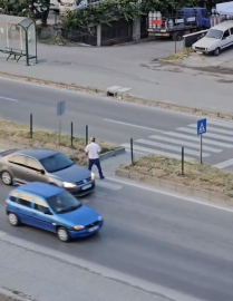 Yaya geçidinde defalarca karşıya geçip geri döndü