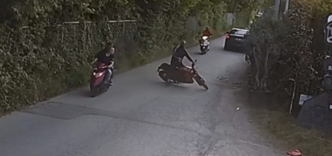 Sakarya -Devrilen motosikletin sürücüsü ağır yaralandı; kaza kamerada /Video eklendi