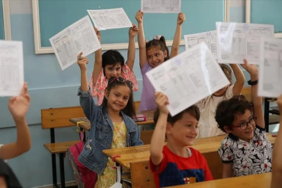 Yaz tatili başlıyor: 20 milyon öğrenci karnelerini alacak