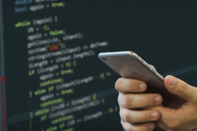 Yargıtay, eşe casus yazılımlı telefon hediye etmeyi suç saydı