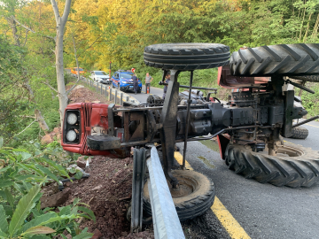 Devrilen traktörün altında kalan sürücü yaralandı