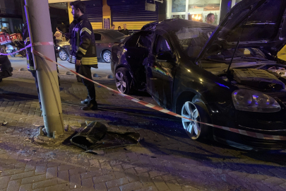 Alkollü sürücü tramvay yoluna çıkıp, direğe çarptı: 2 yaralı