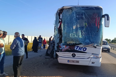 Yolcu otobüsü TIR'a çarptı: 9 yaralı