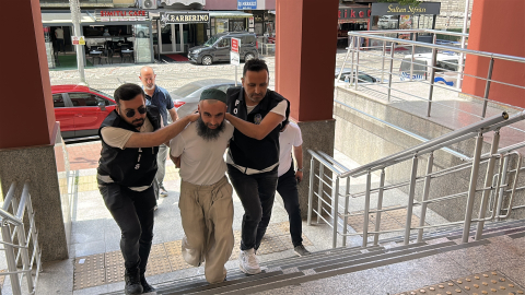 Okul bahçesine girip kılıçla çocukların topunu keserek Atatürk'e hakaret eden şüpheli tutuklandı