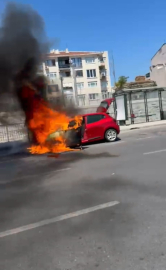 İstanbul- Fatih'te seyir halindeki otomobil alev alev yandı