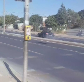 İstanbul- Arnavuköy'de trafikte drift atan grup kamerada