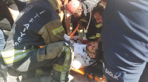 Kocaeli - Aydınlatma direğine çarpan otomobil, kaldırımda asılı kaldı; sürücü yaralandı /Video eklendi