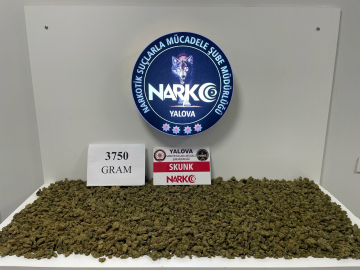 Motosikletli şüphelinin valizinden 3 kilo 750 gram skunk çıktı