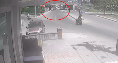 Yalova'da vinç yüklü TIR alt geçitte sıkıştı; kaza kamerada