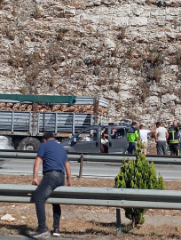 Mersin'de otoyolda TIR’a arkadan çarpan hafif ticari araçtaki 5 kişi öldü