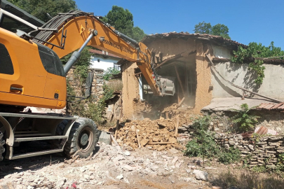 Tehlike saçan metruk binalar yıkıldı