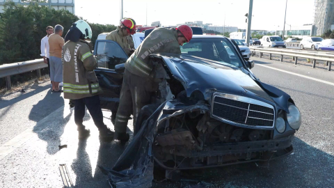 İstanbul - Sultanbeyli TEM Otoyolu'nda hafif ticari araç bariyerlere vuran otomobile çarptı: 4 yaralı