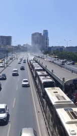 İstanbul- Beylikdüzü’nde metrobüsün motor kısmında çıkan yangın söndürüldü