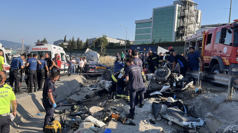 Kocaeli’de iki otomobil ve TIR çarpıştı; 5 ölü, 1 yaralı