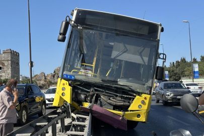 İETT otobüsü çelik bariyerlerde asılı kaldı