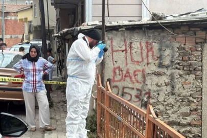 Gecekonduda vahşet anları! Yumurta çırpan ev arkadaşının boğazını kesti