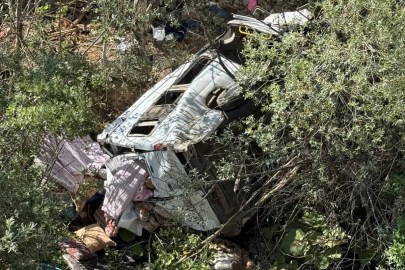 Sivas'ta minibüs uçuruma yuvarlandı: 3 ölü, 18 yaralı