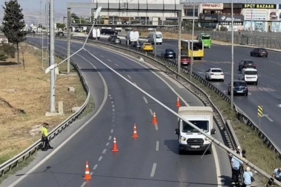 İstanbul'da rüzgar direk devirdi, E-5 kapandı