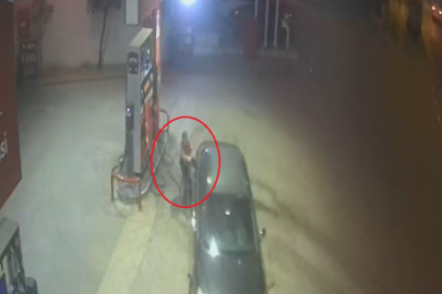 Yakıt doldurduğu otomobil aniden ilerleyince pompayı çekip, aracı durdurdu; o anlar kamerada