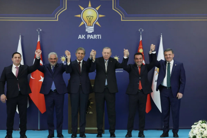 7 belediye başkanı daha AK Parti'ye katıldı: Rozetlerini Cumhurbaşkanı Erdoğan taktı