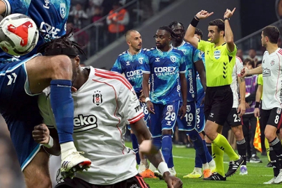 Beşiktaş-Samsunspor maçında çok konuşulan pozisyon: 'VAR' incelemeye çağırdı, hakem penaltı 'yok' dedi!
