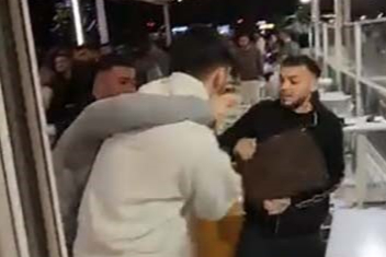 Mersin’de kafedeki kavgada yumruklar havada uçuştu