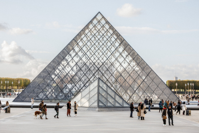 Fransa'da Louvre Müzesi soygunuyla ilgili 4 kişi daha tutuklandı